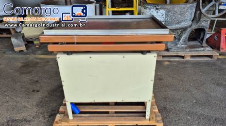 Mesa vibrat�ria para formas de chocolate