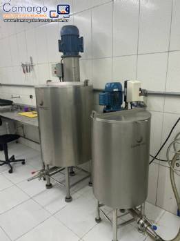 Produtora cont�nua de sorvete e a�a� com triturador e batedor de calda Lupafrio